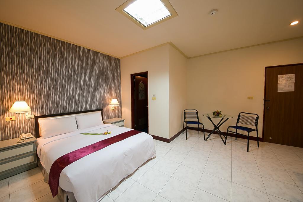 Jiuning Business Hotel Tainan Room photo
