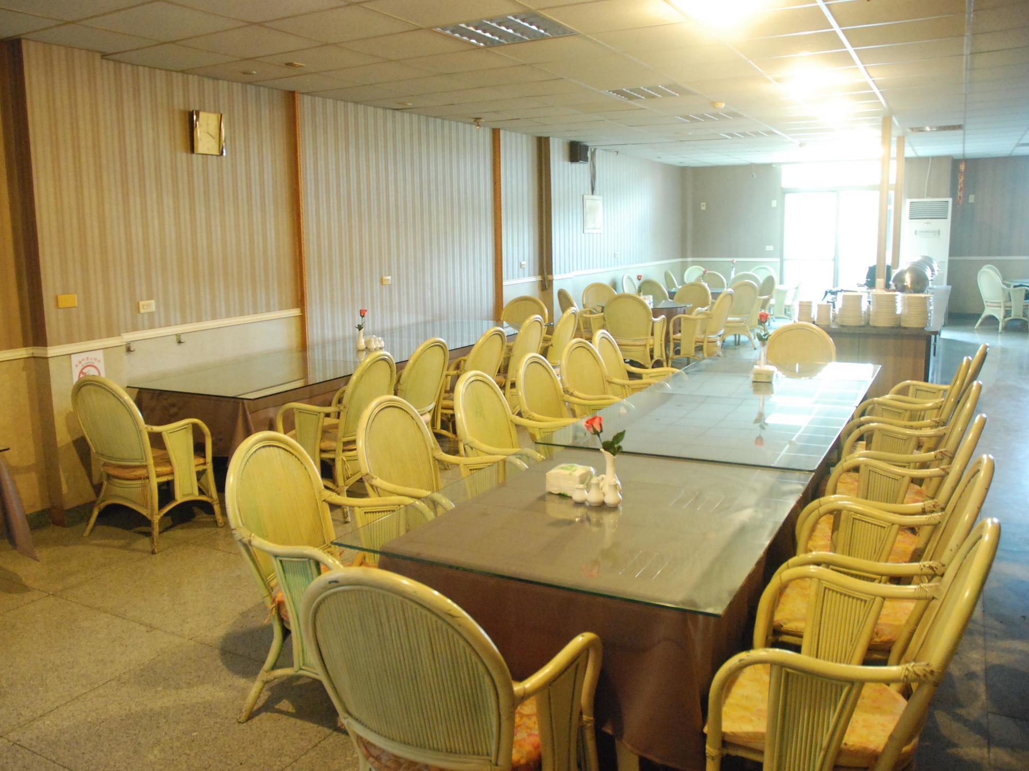 Jiuning Business Hotel Tainan Exterior photo