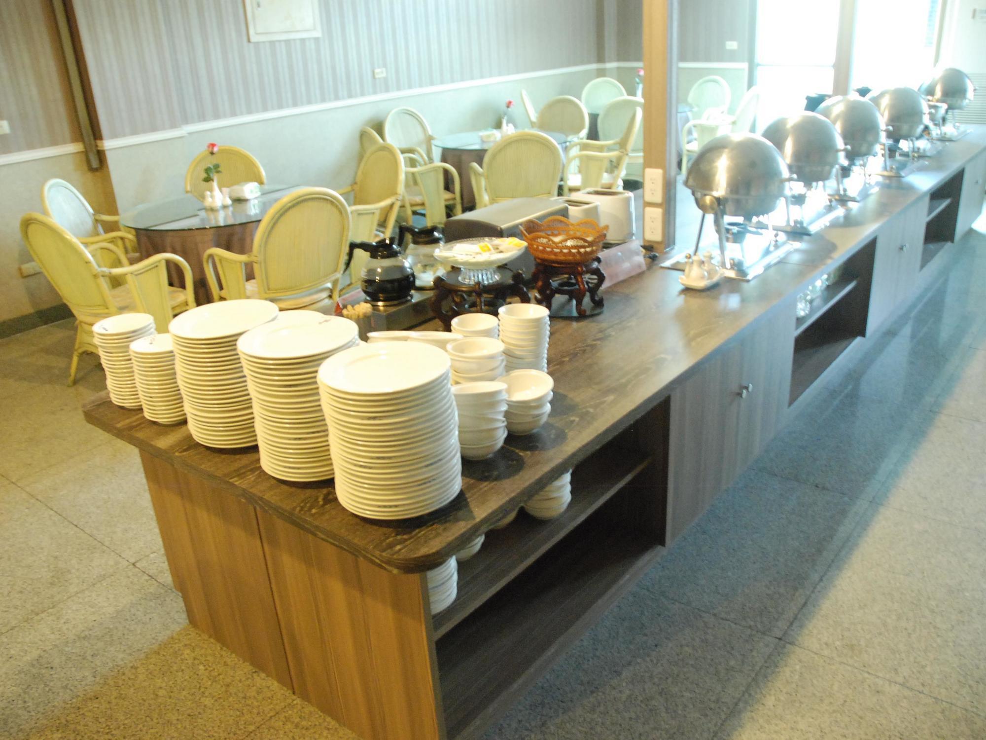 Jiuning Business Hotel Tainan Exterior photo
