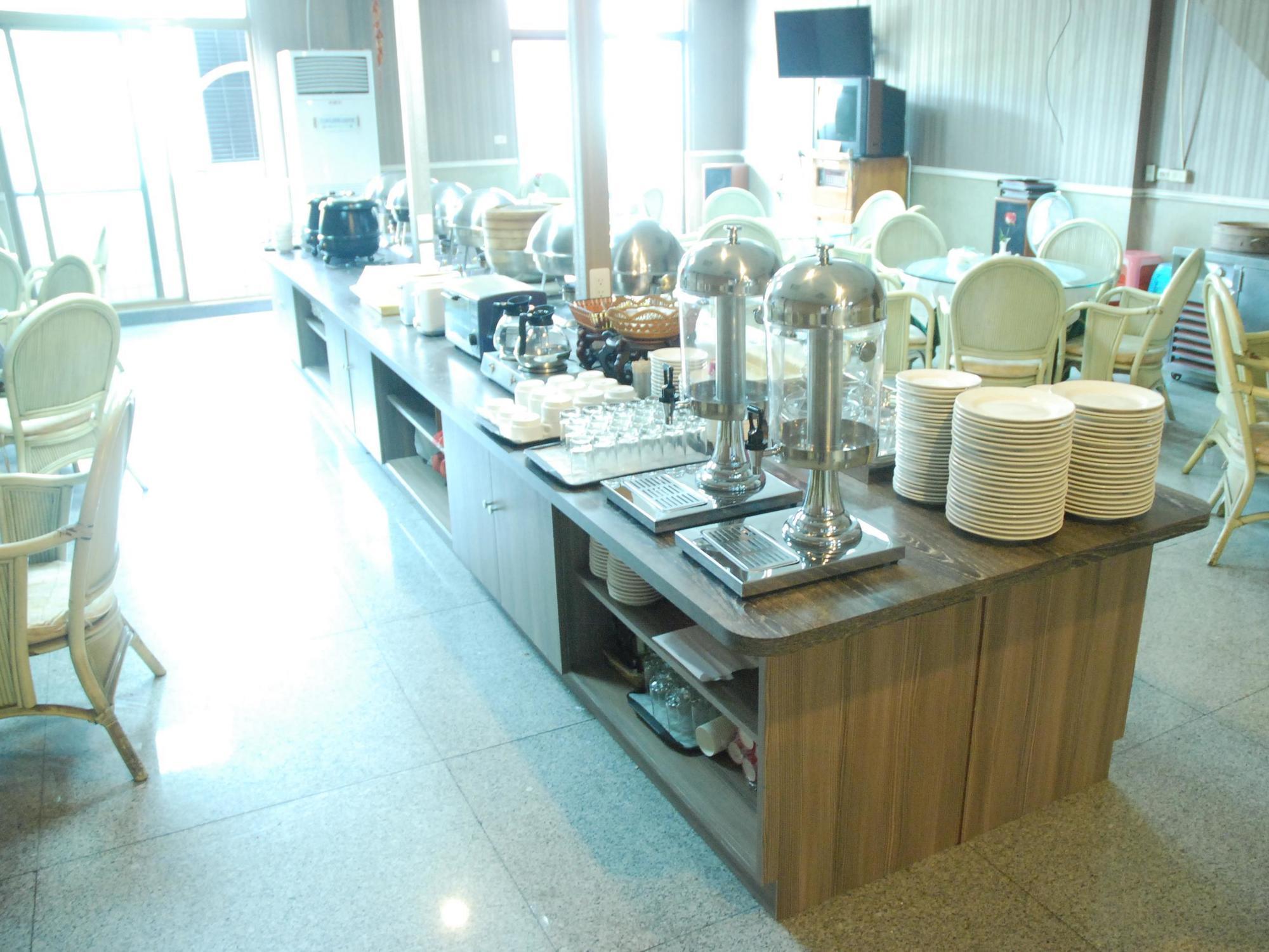 Jiuning Business Hotel Tainan Exterior photo