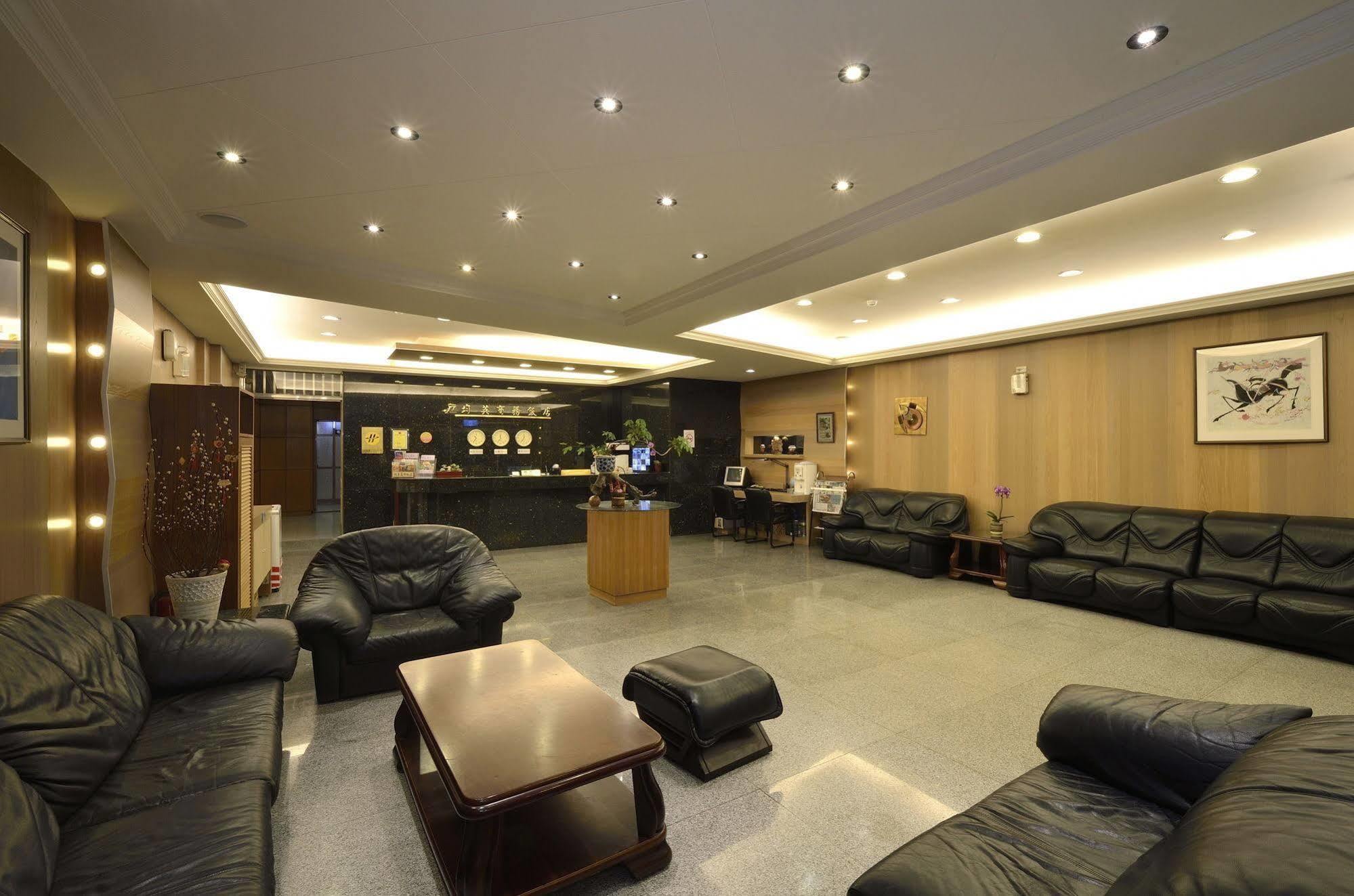 Jiuning Business Hotel Tainan Exterior photo