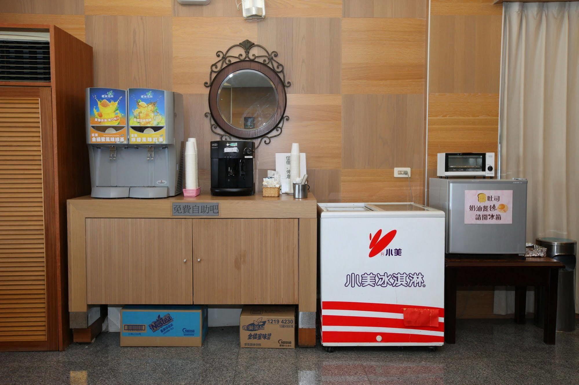 Jiuning Business Hotel Tainan Exterior photo