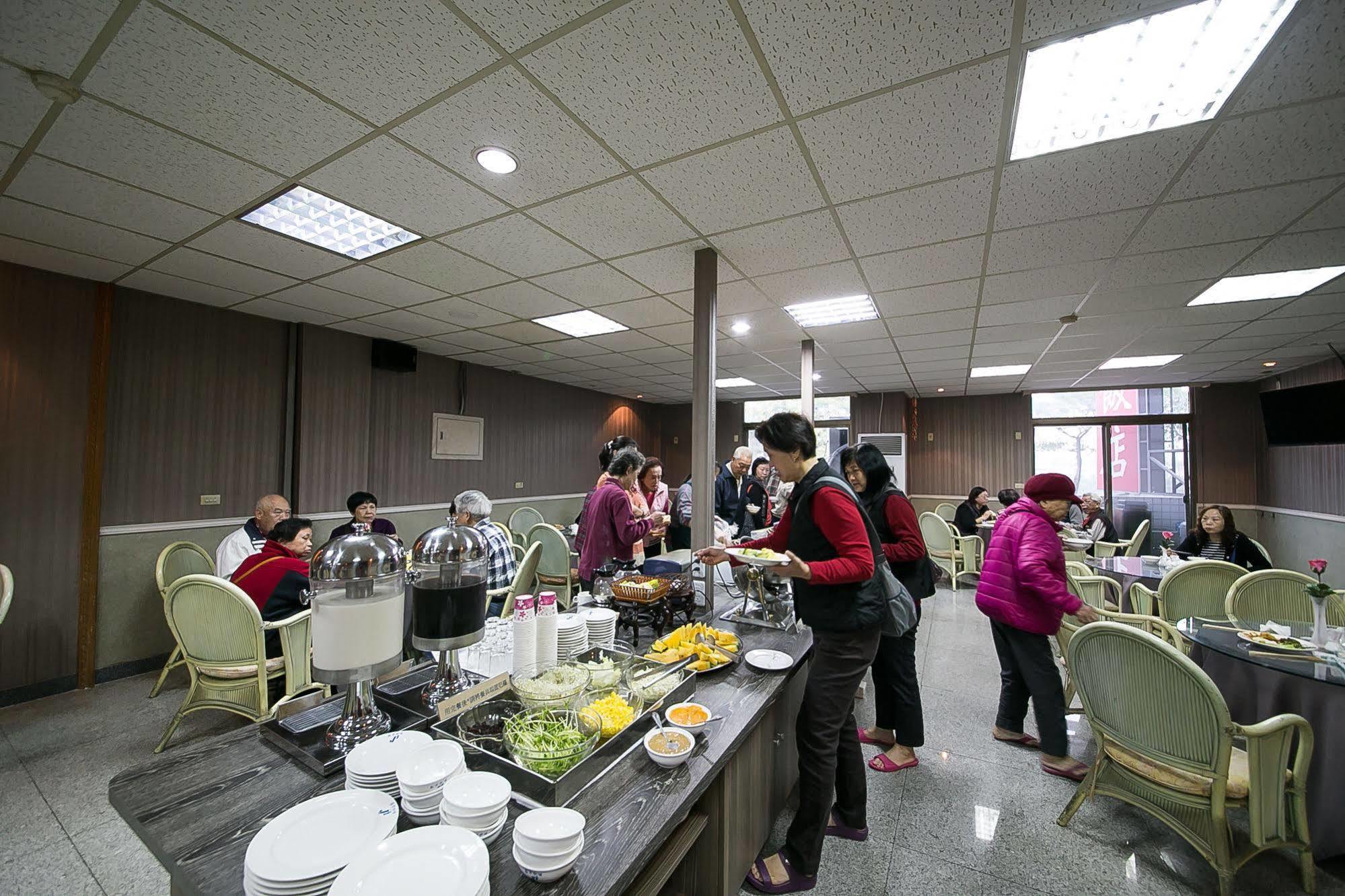 Jiuning Business Hotel Tainan Exterior photo