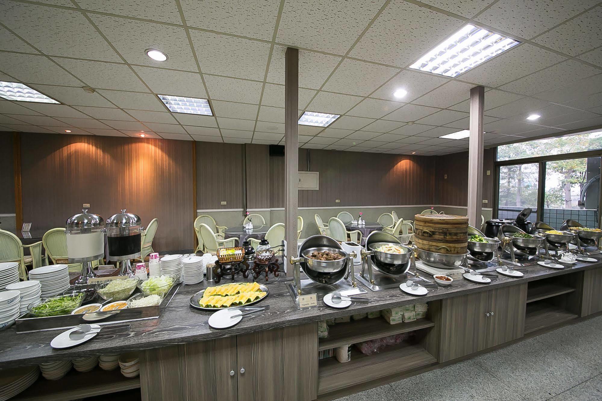 Jiuning Business Hotel Tainan Exterior photo