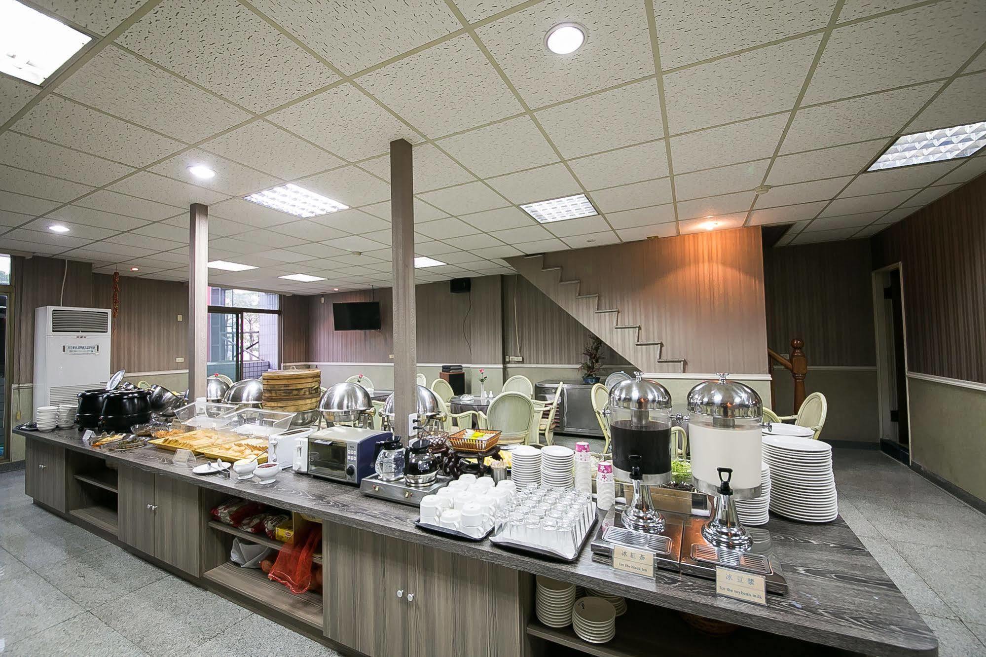 Jiuning Business Hotel Tainan Exterior photo
