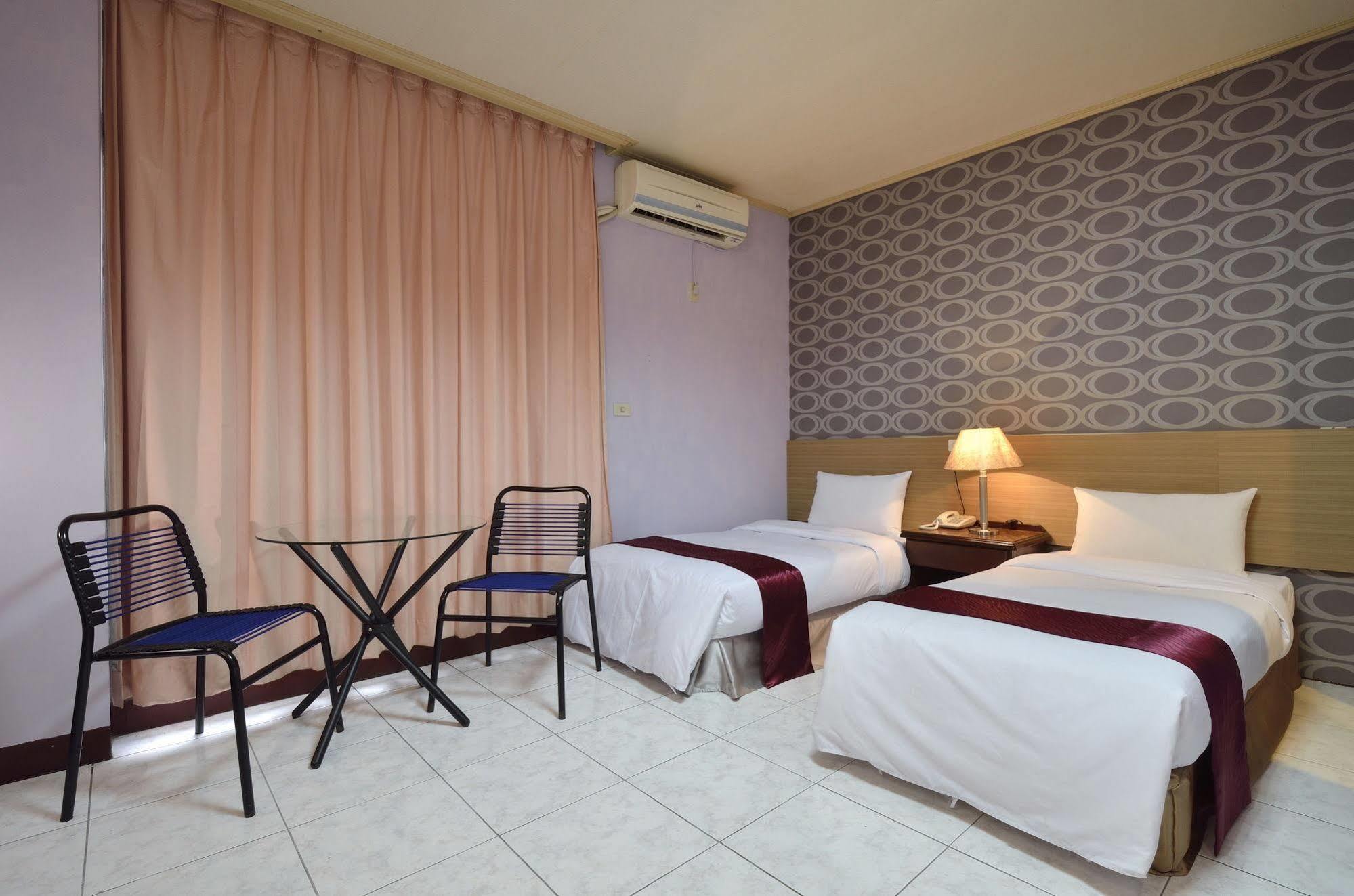 Jiuning Business Hotel Tainan Exterior photo