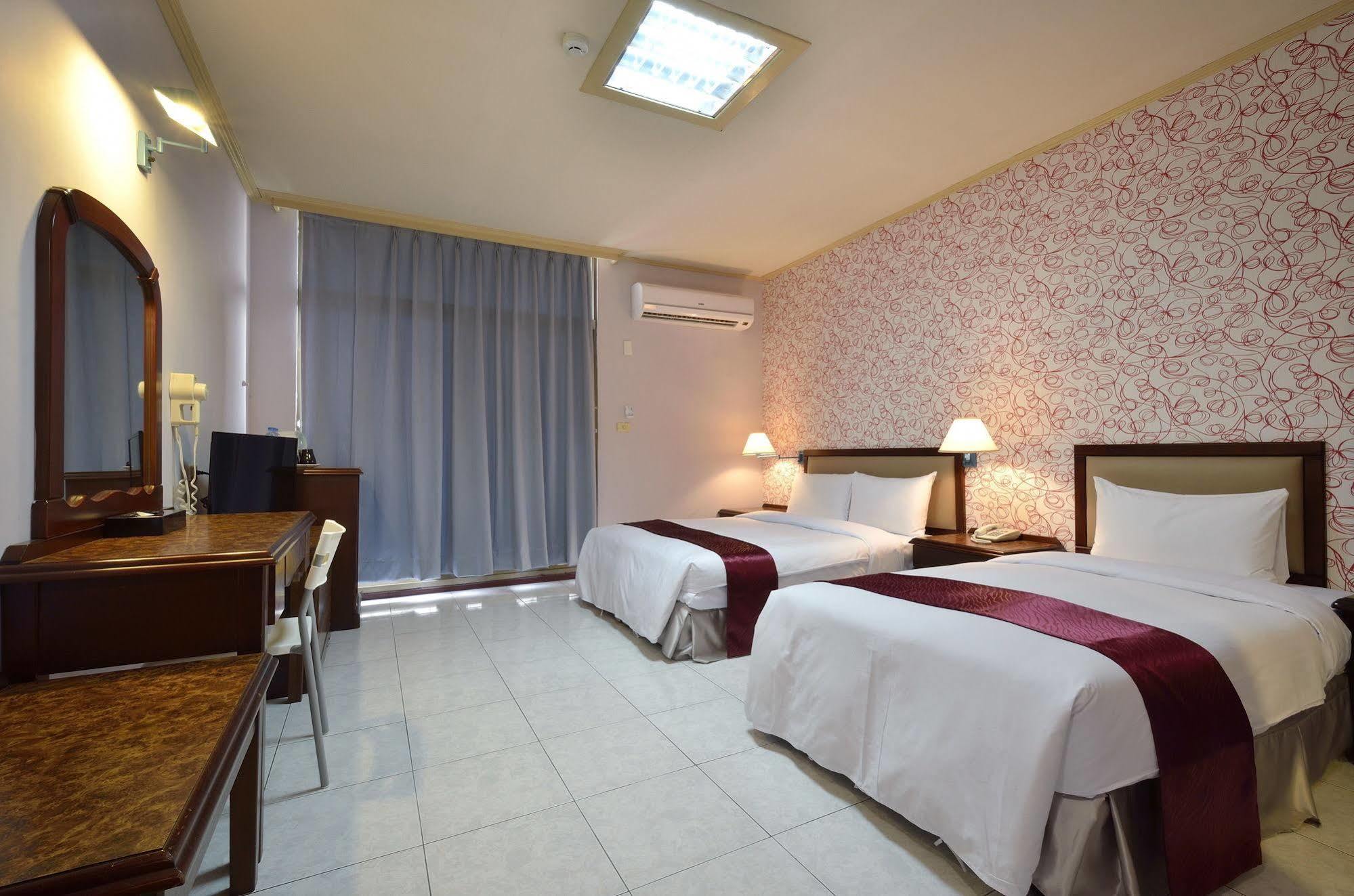 Jiuning Business Hotel Tainan Exterior photo