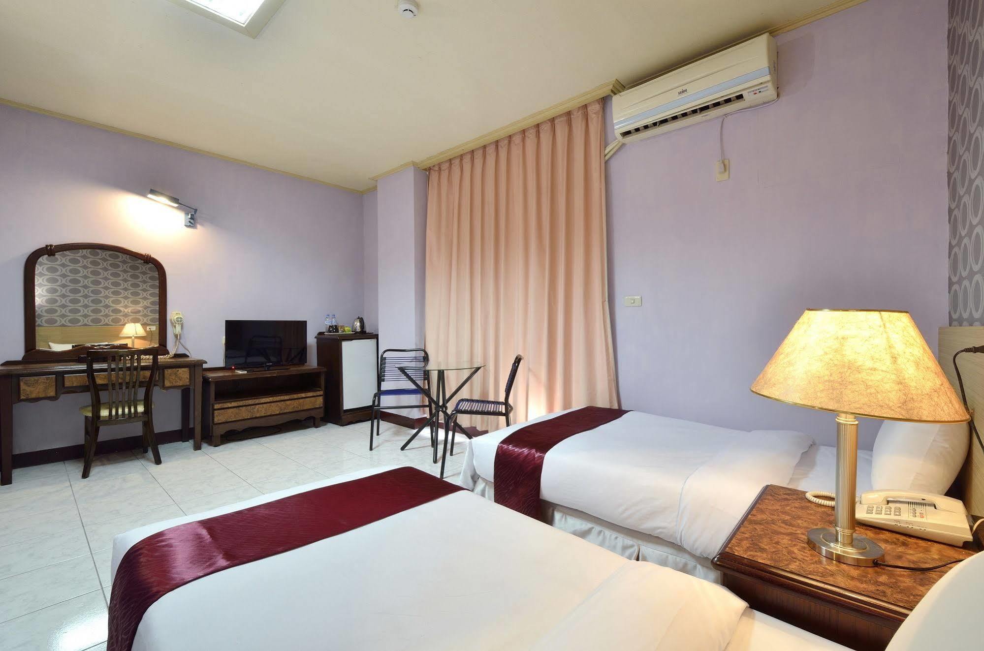 Jiuning Business Hotel Tainan Exterior photo